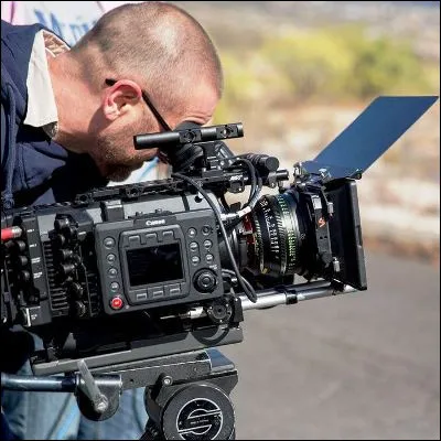 Quel faux anglicisme d&eacute;signe un d&eacute;placement de cam&eacute;ra pendant une prise de vues ?