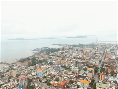 Conakry, 2 millions d'habitants, est une ville d' ...