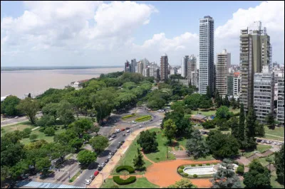 Rosario, 1,2 million d'habitants, est une ville d' ...