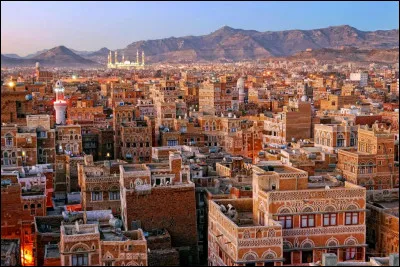 Sanaa, 2,5 millions d'habitants, est une ville d' ...