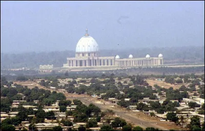 Yamoussoukro, 300 000 habitants, est une ville d' ...