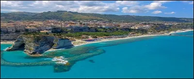 Elle se trouve dans l'actuelle Calabre mais fut colonie grecque. Ses habitants aiment le raffinement.