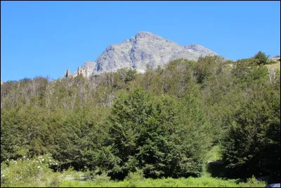 Je me situe en montagne, et pourtant, je suis sur une île bercée par le soleil. Je suis dans le 20e département et je peux apercevoir le Monte Cinto. Je suis...