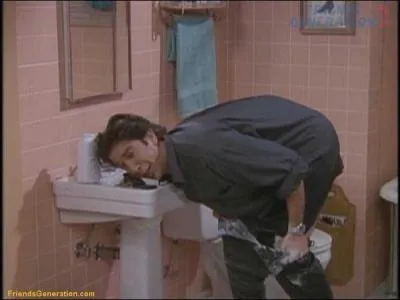 Question Moyenne : Qui aide ross  remettre son pantalon ?