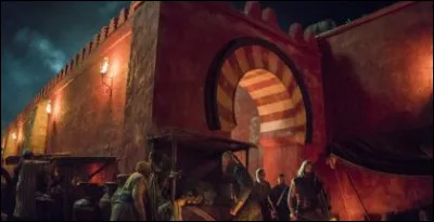 On a vu peu de temps auparavant, la flotte de Bjorn piller Algésiras : en 858, les Vikings découvrent pour la première fois les côtes au sud de la Bretagne et vont jusqu'en Andalousie.