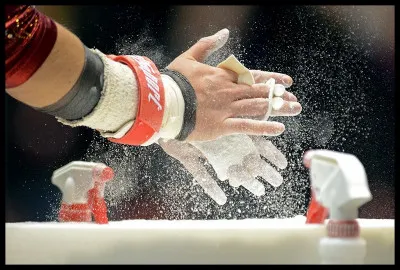 Comment appelle-t-on les protections que l'on se met sur les mains pour faire des barres ?