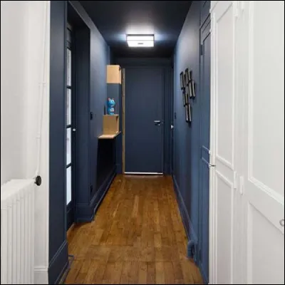 Tout &agrave; coup un rire provient du couloir. Que fais-tu ?