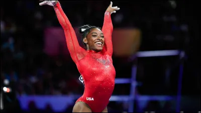 Simone Biles est :