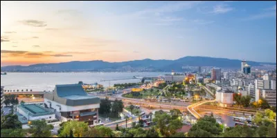 Izmir, 3 millions d' habitants, est une ville d'...