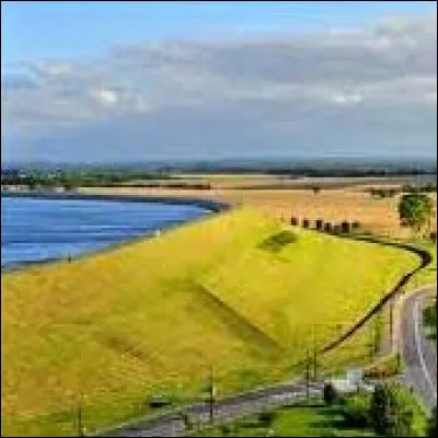 Pays d'Europe, près de 17% de mon territoire se situent au-dessus du niveau de la mer. Ma devise nationale est "Je maintiendrai", en français dans le texte. 
Je suis...