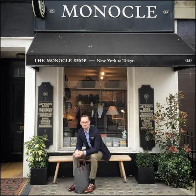 Un indice : Le Monocle rit Jaune !