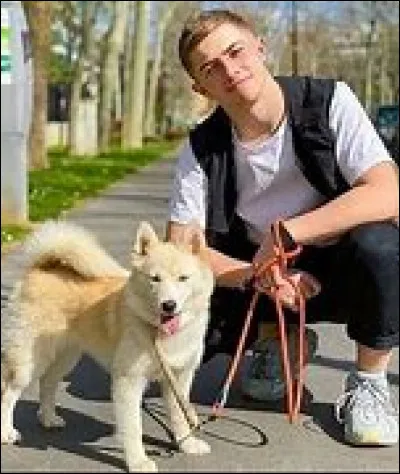 Comment s'appelle la chienne de Michou ?