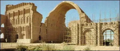 En 637, Ctésiphon, capitale de la Perse sous les Sassanides, est prise et ravagée ; les bibliothèques parthes en araméen, contenant tout le savoir de l'Empire sassanide, sont incendiées. Qui pille alors la capitale perse ?