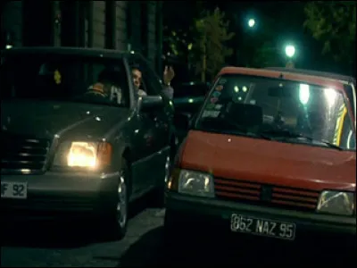 Qu'est-ce qui est marquée sur la plaque d'immatriculation de la voiture de Didier et Bernard ?