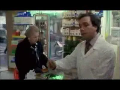 Que donne Didier à la vieille cliente ?