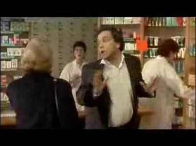 Que répond Didier à la vieille quand cette dernière pose cette question : 《 Monsieur Didier n'est pas là ? 》 ?