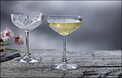 Un copocl&eacute;phile collectionne les coupes de champagne.