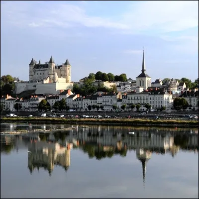 Dans quelle r&eacute;gion administrative se trouvent les villes de Saumur et Le Mans ?