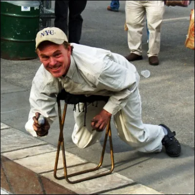 Quel th&egrave;me artistique est la sp&eacute;cialit&eacute; du peintre britannique Julian Beever ?