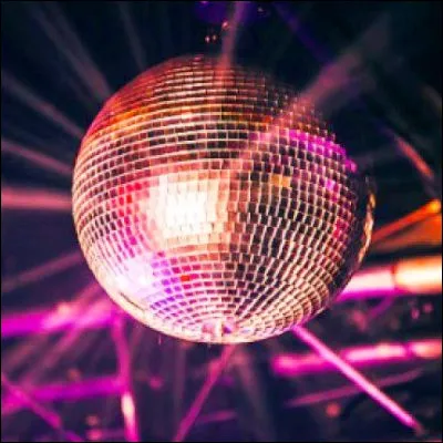 Quel chanteur &agrave; la voix grave a sorti le tube disco-soul "You�re the First, the Last, My Everything" en 1974 ?