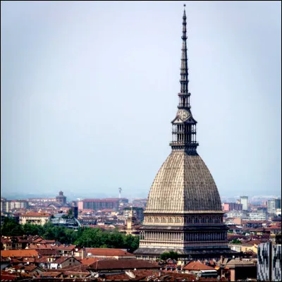 La Mole Antonelliana est le monument emblématique de la ville, qu'elle domine avec une hauteur de 167 mètres :