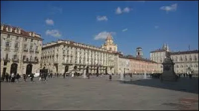 La ville est connue pour ses places et ses avenues, son architecture baroque :