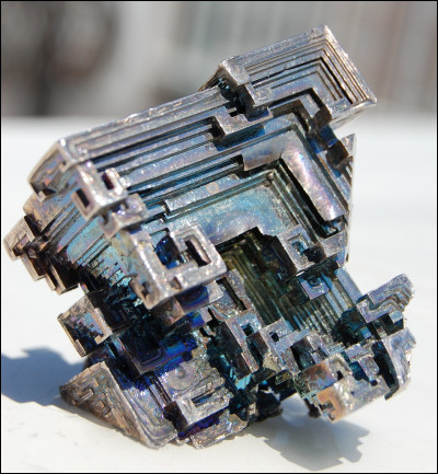 Le bismuth est l'atome numéro 83 du tableau périodique des éléments.