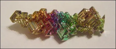 Cette image représente des cristaux oxydés de bismuth.