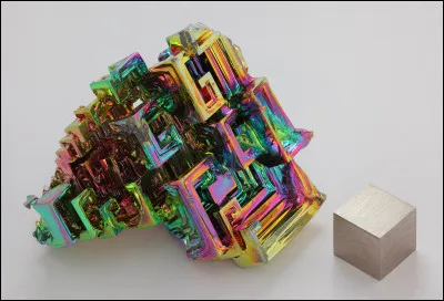 Ceci est un cristal obtenu par cristallogenèse artificielle de bismuth.