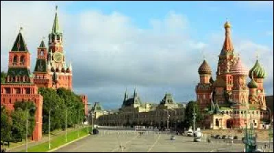 Dans quelle ville de Russie trouve-t-on la place Rouge ?