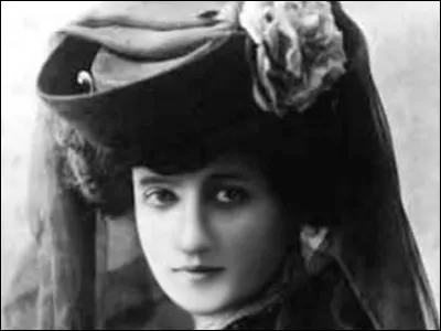 Élisa Deroche est connue comme ...