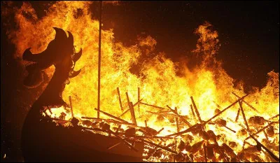 Avec quoi a été allumé le feu du blót ?