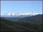 Dans quel massif se trouve le mont Canigou ?