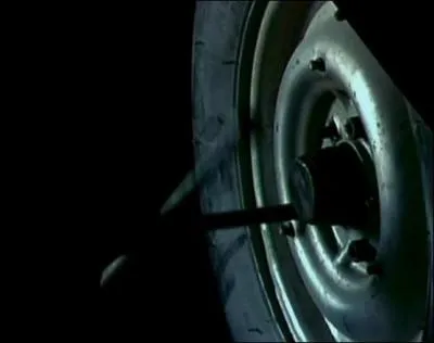 Dans quel endroit crvent-ils malencontreusement un pneu alors que des dizaines de contamins sont  leurs trousses ?