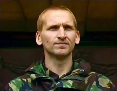 Qui incarne le major Henry West, chef de la troupe, qui les accueille ?