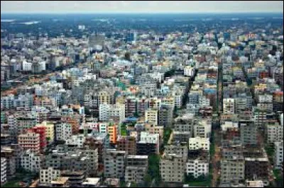 Dacca, 10 millions d'habitants, est une ville d'...