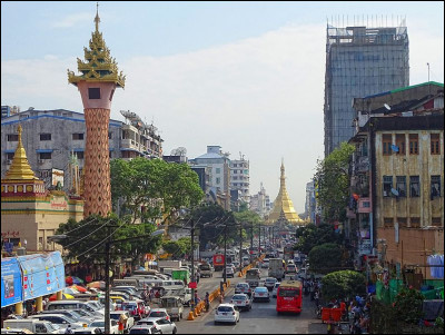 Rangoon, 4,5 millions d'habitants, est une ville d'...