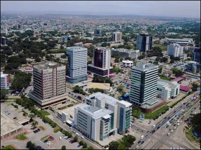 Accra, 2,3 millions d'habitants, est une ville d'...