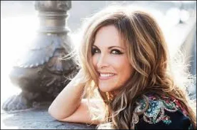 En 2000, la chanteuse Hélène Ségara sort son tube "Il y a trop de gens qui t'aiment". 
Dans quelle comédie musicale a-t-elle participé deux ans auparavant ?