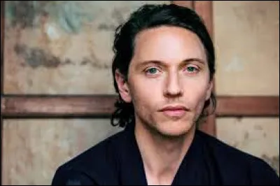 On connait tous la chanson "Caravane" de Raphael.
Quelle actrice partage la vie du chanteur depuis de nombreuses années ?