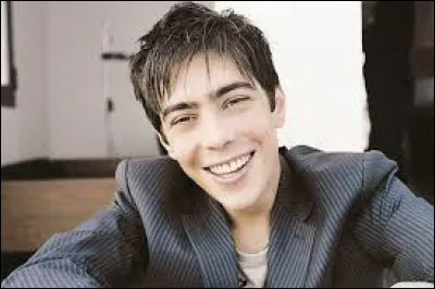 Une voix inoubliable, celle de Grégory Lemarchal. Son premier tube était "Écris l'histoire". 
Quel télécrochet musical a-t-il remporté en 2004 ?