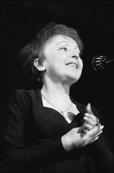 L'Hymne à l'amour, par Edith Piaf. 
"Le ciel bleu sur nous peut seffondrer
Et la terre peut bien ...