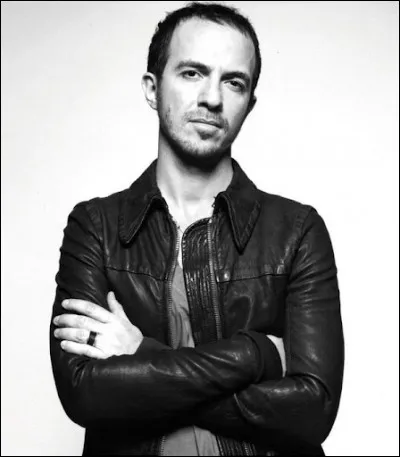 En apesanteur, par Calogero. 
"J'arrive à me glisser
Juste avant que les portes ne se referment
Elle me dit "quel étage" ...