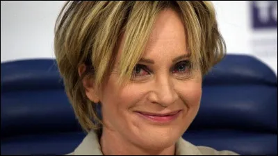 Il me dit que je suis belle, par Patricia Kaas. 
"Il parle comme on caresse
De mots qui n'existent pas
De toujours et de ...