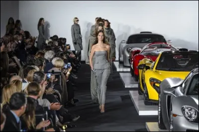 Quelle marque de mode a choisi de présenter sa collection 2018 dans un musée automobile ?
