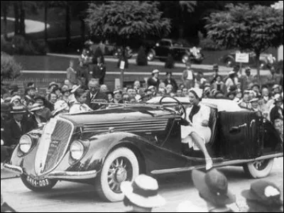 Dans les année 30 sont apparus des défilés de voitures et de mode. Comment se nommaient ces concours ?