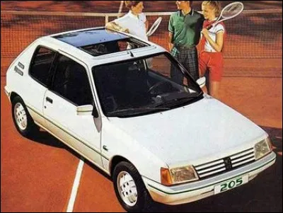 Cette 205 Peugeot est une série limitée mais au nom de quel créateur de vêtements de sport ?