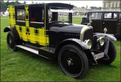Véritable œuvre d’art créée en 1924 cette automobile française emblématique de l'art déco est l’œuvre du constructeur...