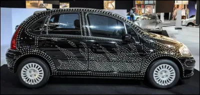 Quel designer italien a revisité cette Citroën C3 en la personnalisant comme pour une robe de haute couture ?