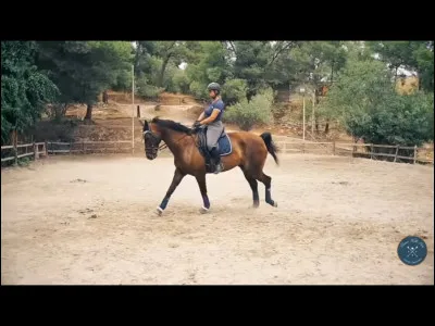 Cette fille galope-t-elle bien ?